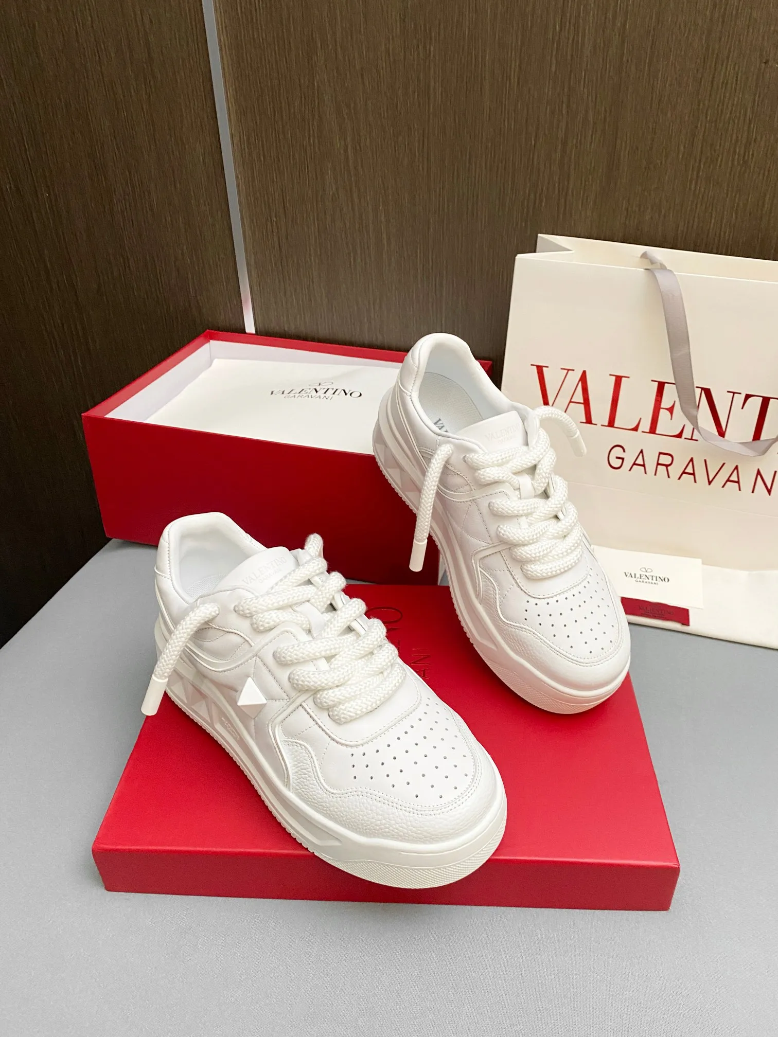 👟👟Ex-factory price 640👟👟 Women's Shoes Factory 🔺Valentino🔺Valentino New Casual Shoes 2023 Latest Style Popular Style for Catwalk Couples Thick Shoes, Elsa Hosk Zhang Yixing Guan Xiaotong and many other stars have the same style 🔥 Top version + lasting technology, uppers are fully oiled. Fabric: Customized cowhide + cowhide lining with breathable mesh. Outsole: Original molded T👟👟Ex-factory price U thickened outsole. Size for women is 35-40. Men’s is 39-45.